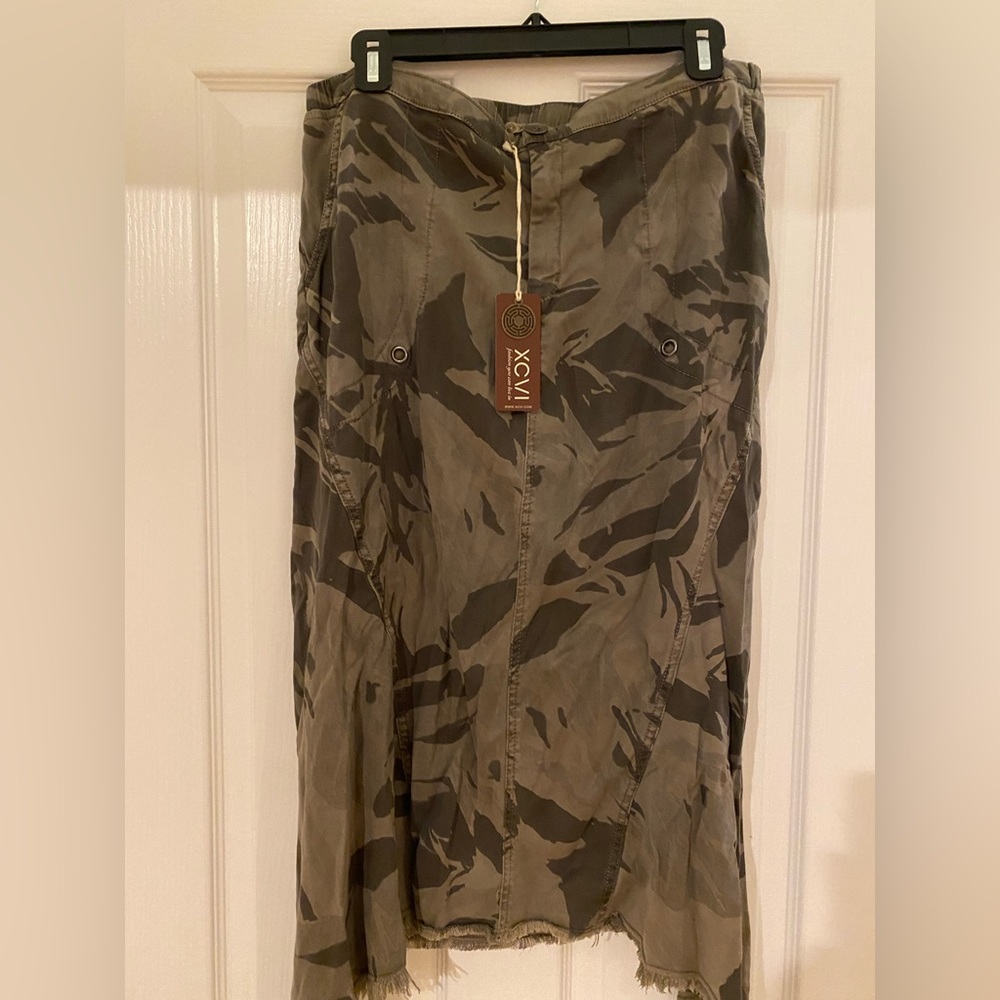 XCVI Camouflage Green midi skirt size Large. NWT